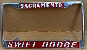 RARO DODGE “SWIFT” (SACRAMENTO CA.) DISTRIBUIDOR - MARCO DE PLACA DE LICENCIA - VINTAGE - Imagen 1 de 6