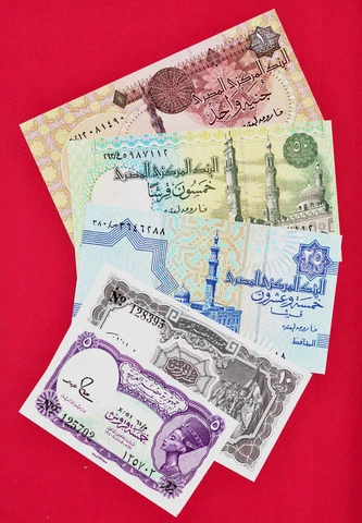 Set of 5 Egyptian UNC Notes: 5/1982, 10/19860, 25, 50 Piastres, & One Pound 2007 Cover