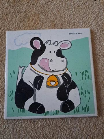 VINTAGE SWITZERLAND SOUVENIR TILE TRIVET/HOT/WALL PLATE COW DESIGN 7" X 7" Cover