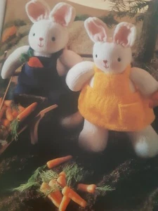 Delightful BABY BUNNY RABBITS KNITTING PATTERN DK 37CMS TALL COL PRINT - Picture 1 of 1