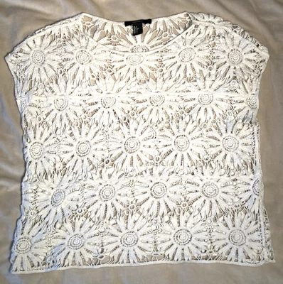 Forever 21 女式白色开放式钩针花边裁剪遮盖上衣衬衫,尺寸 S — 第 1/3 张图片