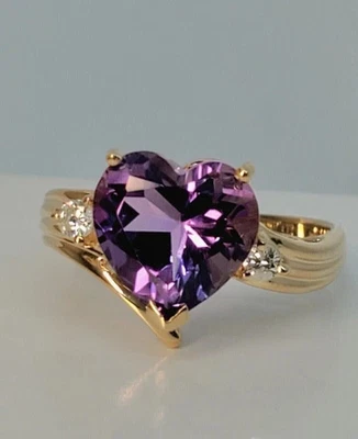 Anillo solitario de amatista creado en laboratorio con corte de corazón de 3 quilates enchapado en oro amarillo de 14 k Foto 1 de 4