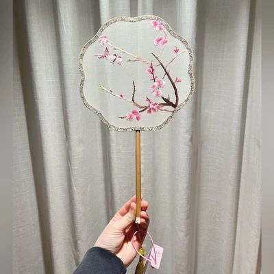 Abanico de mano de doble cara bordado Suzhou cosido a mano flor de cerezo mariposa bambú Foto 1 de 4