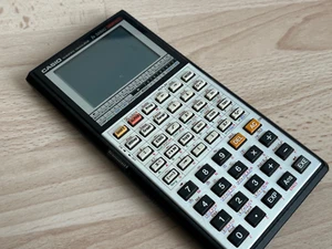 Calculatrice Casio fx-7000G Vintage - Vendue avec 3 piles 100% neuves - Photo 1/2