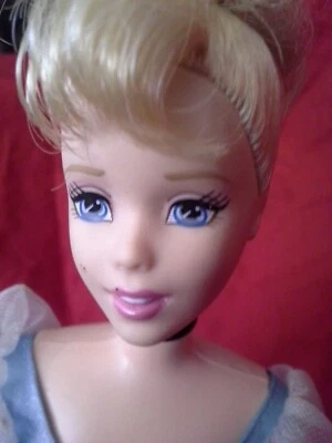 Muñeca Cenicienta Princesa Disney Luces Brillante - Vestido Iluminado y Sonidos-2004 Foto 1 de 4