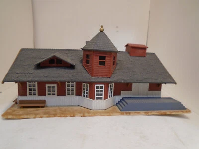 Model Power 427 HO SCALE Station & Freight Shed, Fully Assembled w/ Added Detail - Image 1 of 4