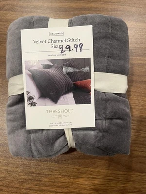 Funda de almohada Threshold Terciopelo Puntada de canal Estándar 20x26" OEKO-TEX, Gris Foto 1 de 4