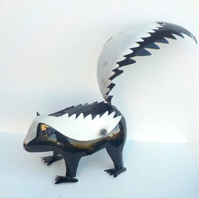 METAL ART SKUNK SCULPTURE ANIMAL FIGURE 20" LONG - Image 1 of 4