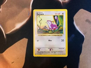 Set Base Senza Ombre Rattata 61/102 Carta Pokémon Danneggiata Grezza - Foto 1 di 4