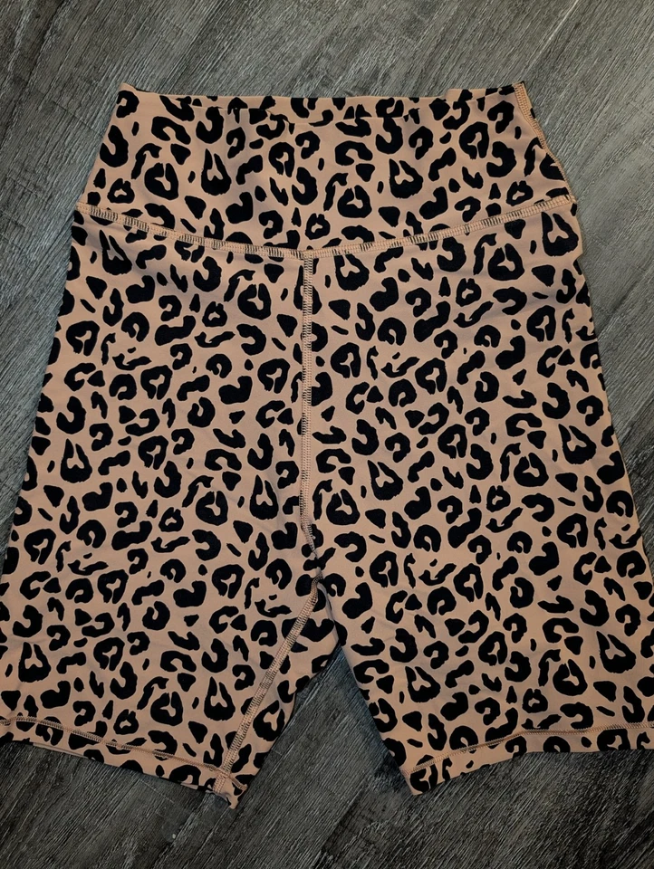 Shorts de motociclista White Fox Boutique ativo cintura alta estampa de leopardo bronzeado tamanho XS - Imagem 1 de 4