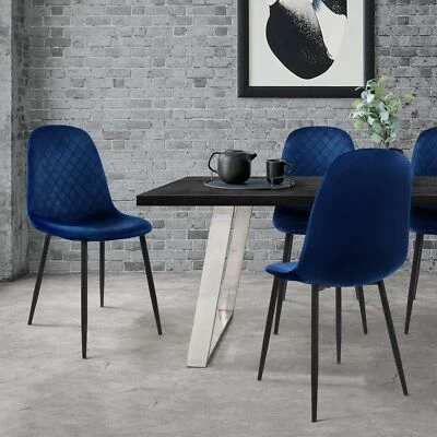 Lot de 4 chaises de salle à manger bleu foncé velours avec dossier pieds en noir - Photo 1/4