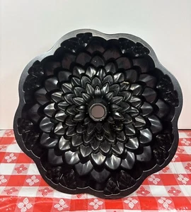 Nordic Ware Bundt Kuchenform Antihaftbeschichtet Aluminiumguss Chrysantheme 10 Tassen Urlaub - Bild 1 von 9