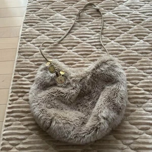 TSUMORI CHISATO Women's Shoulder Tote Bag Beige Fur Cat Shaped Coin Charm Ladies - Picture 1 of 12