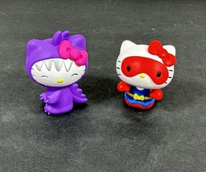 Paar Hello Kitty Sanrio Sammlerstück Mini Figur Serie 1 lila Dinosaurier Kätzchen - Bild 1 von 6