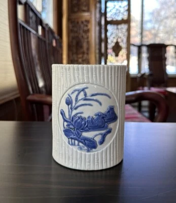 Pincel chinês antigo de porcelana azul e branco - Imagem 1 de 4