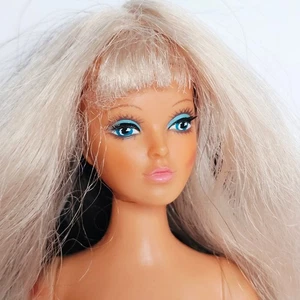 1970s Tuesday Taylor Color Flip Blonde Brunette Blue Eyes Rooted Eyelashes 1309 - Bild 1 von 14