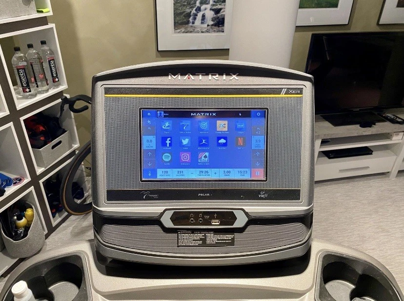 Consola Matrix XER (usada) para cinta de correr Matrix - ¡Excelente estado! Foto 1 de 4