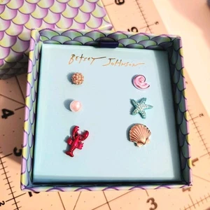 Betsey Johnson Mismatch Beach Earrings Lobster Sea Shore Shell Starfish NIB - Picture 1 of 2