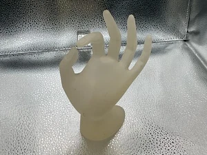 Espositore anello/gioielli vintage in resina smerigliata lucite "ok" mano - Foto 1 di 5