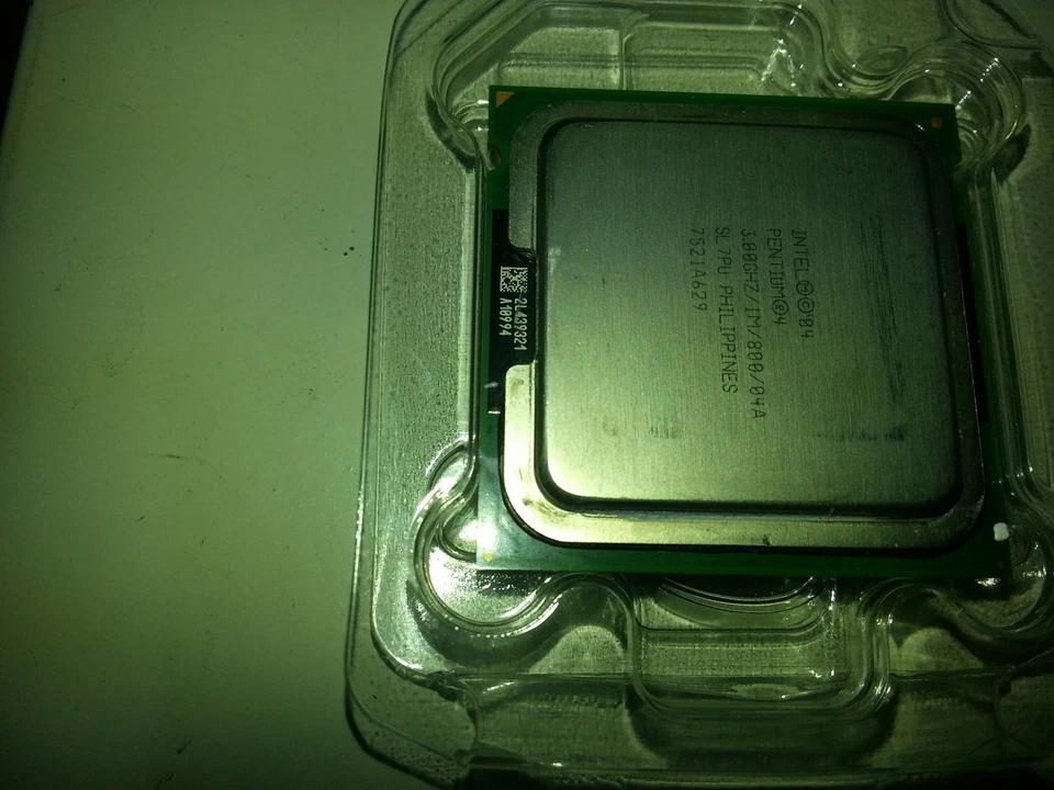 Intel Pentium IV 3GHZ 1M 800 04A SL7PU Socket 775 - Imagen 1 de 1
