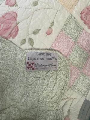 "Cobertor reversible acolchado a mano por impresiones duraderas 63""X 56"" rosa y verde" Foto 1 de 4