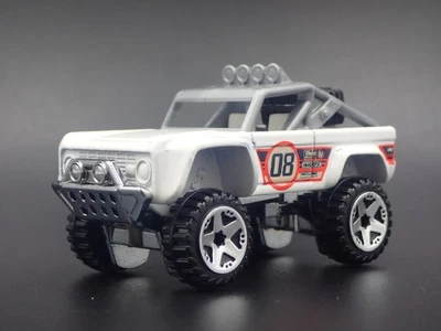 1966-1977 Ford BRONCO 4X4 fuori Strada Personalizzato Bianco 1:64 Modello Auto - Immagine 1 di 4