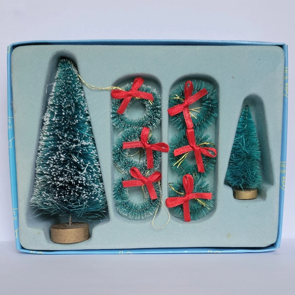 Dolls House Miniature 1:12th Christmas Xmas Trees & Wreaths Set Boxed - Image 1 of 1