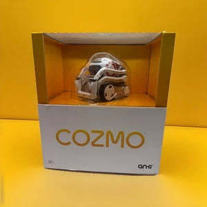 Robot de juguete Anki Cozmo con base de carga y cubos - Imagen 1 de 13