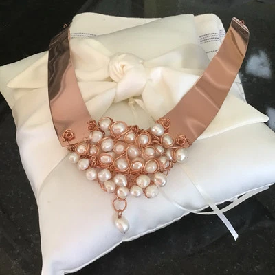 Gargantilha de cobre puro com aglomerados de pérolas brancas barrocas naturais frescas artesanais - Imagem 1 de 4