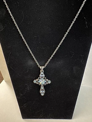 "Collar colgante cruz Lia Sophia pedrería azul cristales AB tono plateado 18""" Foto 1 de 4