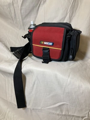 Riñonera NASCAR aislada roja negra bolsa de cinturón. Excelente estado. Puerta trasera. Foto 1 de 4