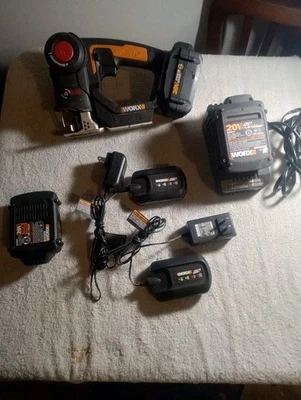 Sierra caladora recíproca WORX WX550L eje 20V PowerShare con 3 baterías y cargadores Foto 1 de 2