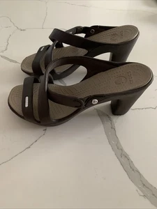 Crocs Cypress DAMEN-SANDALEN ESPRESSOBRAUN Größe 7 BLOCKABSATZ, SANDALETTEN - Bild 1 von 18