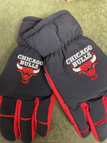 Chicago Bulls NBA Gloves with Thinsulate Insulation Size L/XL       C Cover