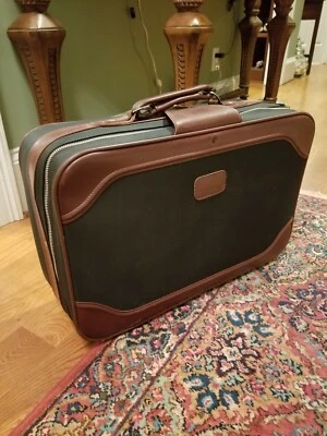 Maleta de vinilo Sears con adornos de cuero, 23" x 15" Foto 1 de 4