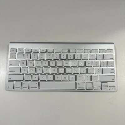 Teclado mágico inalámbrico Bluetooth Apple A1314 plateado usado Foto 1 de 4