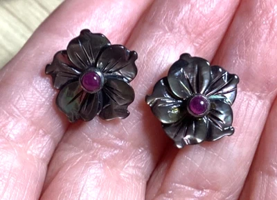 PENDIENTES SAJEN MADREPERLA PLATA ESTERLINA FORMA FLOR PERFORADA Foto 1 de 2