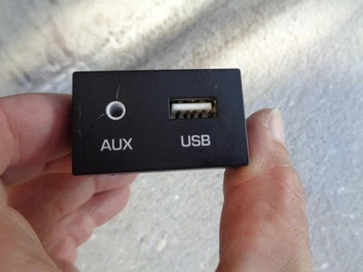 2017 HYUNDAI IONIQ aux usb 96120-g2050 OEM - Image 1 of 2