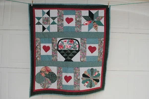 BEAUTIFUL SAMPLER QUILT - Burgandy & Green - 42" X 46" - Picture 1 of 10