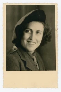 PHOTO photographie, WW2 une femme militaire en uniforme combattante - Picture 1 of 2