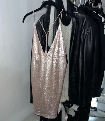 Женское бесформенное мини-платье Motel Rocks светло-розовое с блестками - Изображение 1 из 4