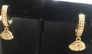 2pz Orecchini Cerchio Huggie Cerchio Zirconi Acciaio Inox Zirconi Malocchio con Pietra Rossa Centrale NUOVI - Foto 1 di 8