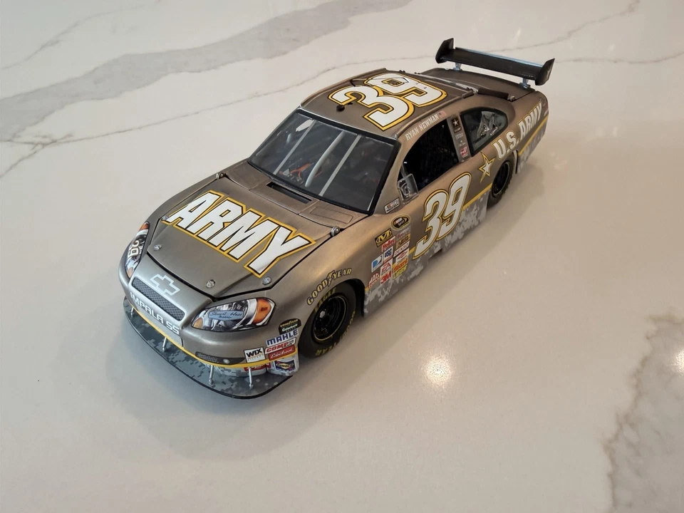 Coche diecast Ryan Newman Brushed Metal Elite 2009 Army Stewart Haas 1:24 NASCAR Foto 1 de 4