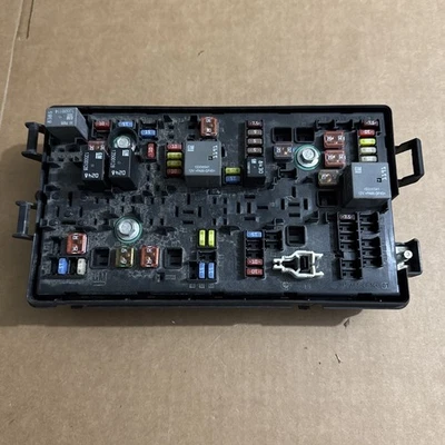 Camaro SS 2013 caja de fusibles con bahía de motor OEM 22760635-01 Foto 1 de 4