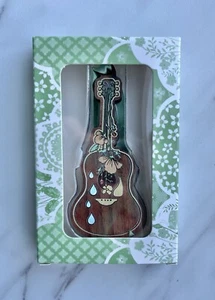 Guitarra de madera homónima Taylor Swift adorno árbol de vacaciones de Navidad NUEVA - Imagen 1 de 5