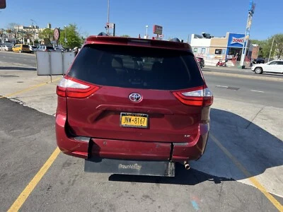 2019 Toyota Sienna XLE - Изображение 1 из 4