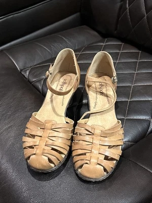 SOFTSPOTS Tatianna Tan Wedge Heel Ankle Strap Woven Sandal Shoe Leather 8M Comfy - Image 1 of 4