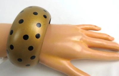 Pulsera Brazalete Gótico Ancho Tono Dorado con Lunares Negros de Fantasia La M Foto 1 de 4