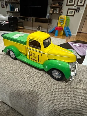 Banco de camioneta pickup Liberty Golden Rule Frederick Fair 1997 amarillo/verde con llave Foto 1 de 3