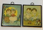 Vintage 1930er 2 Mini Wandbehänge Junge Mädchen sitzender Zweig 2 Babys Spielzeug Welpe